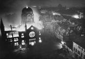 Hannover, 10. November 1938, ca. zwei Uhr nachts: Aufnahme des Pressefotografen Wilhelm Hausschild (1902–1983) von der Neustädtischen Kirche aus. © Historisches Museum Hannover