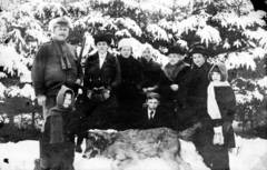 Forstmeister Paul Witte mit Familie und Freunden und einem von Förster Schulze im Forstamt Rominten erlegten Wolf im Februar 1917. Foto: Archiv Ostpreußisches Landesmuseum