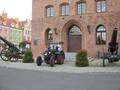 Der Lanz Bulldog-Traktor vor dem Rathaus in Mohrungen August 2014. Foto: B. Richter