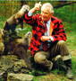 Heinz Sielmann mit jungen Ottern. Foto Erwin Falk